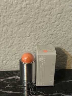 R.e.m. beauty ECLIPSE
CHEEK & LIP STICK CHORUS GIRL